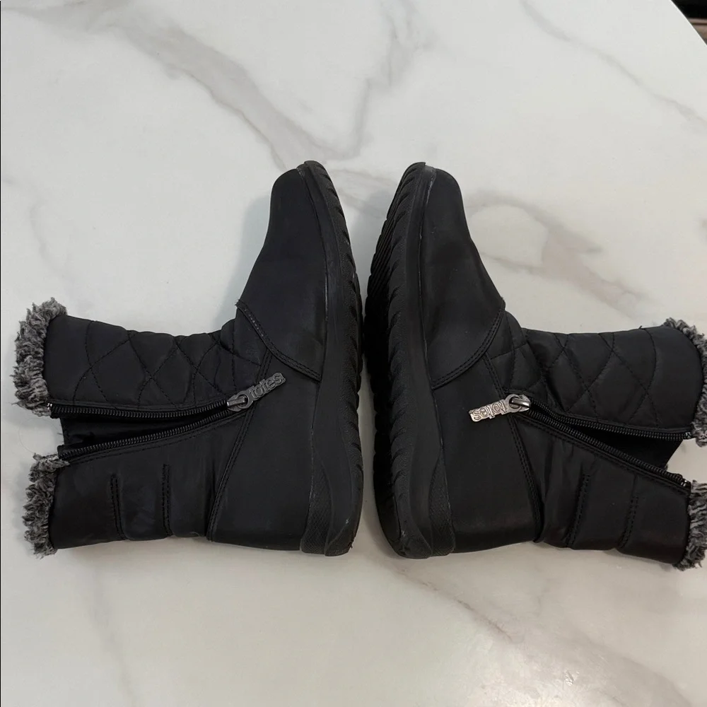Totes Black Quilted Boots with Gray Faux Fur